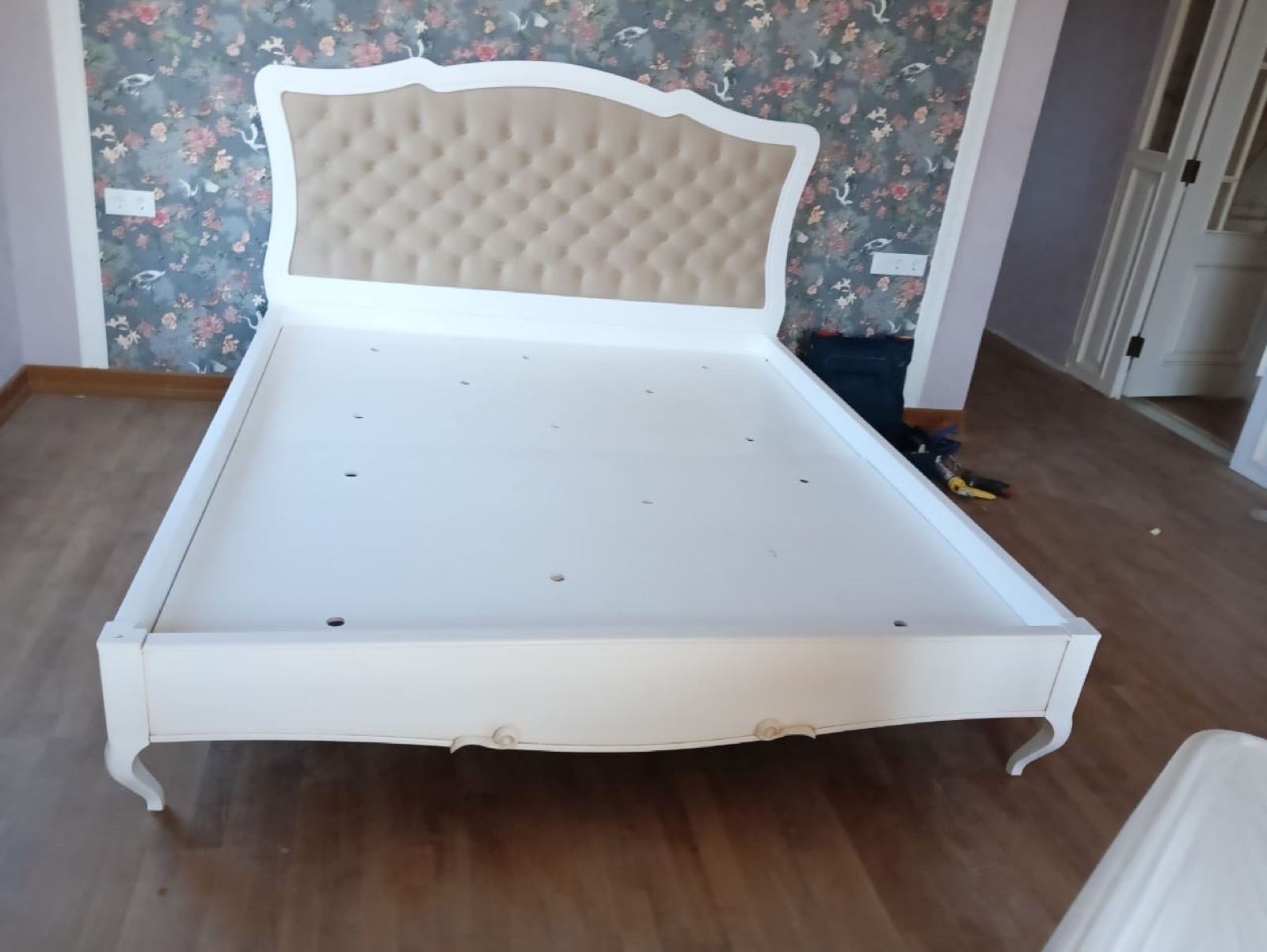 Кровать с мягким изголовьем